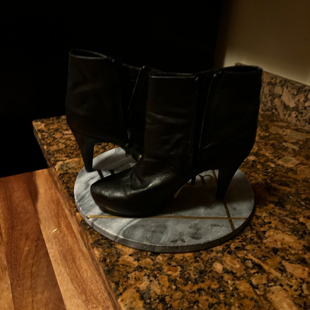 Mee Too Booties - Picture 2 of 3
